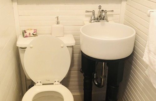 Columbus Cama Y Desayuno | Near Columbus AFB and MSU - Sleeps 8 with locally sourced + fresh breakfast
