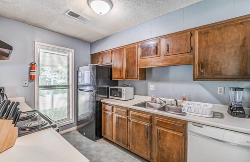 Ellendale Casa | Near Dining & MEM - Hickory Hill Home