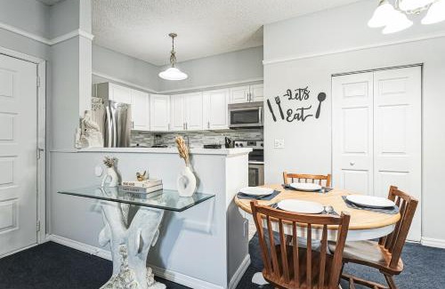 Lake Frederica Apartamento | Near Disney Stylish 2BR with Pool