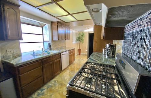 Sherwood Forest and Thistle Development Casa | NEAR DISNEYLAND AND CONVENTION CENTER 6 BEDROOM 3 BATHROOM