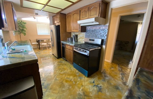 Sherwood Forest and Thistle Development Casa | NEAR DISNEYLAND AND CONVENTION CENTER 6 BEDROOM 3 BATHROOM