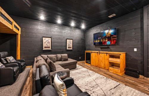 Sevierville Casa | Near Dollywood With Hot Tub, Game Room Home Theater
