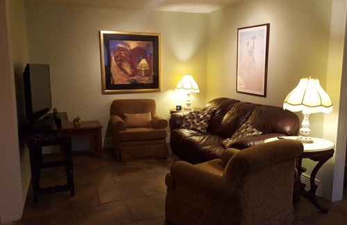Alta Vista Casa | Cerca del centro, 1BR Carriage House, piscina, estacionamiento privado, mascotas OK