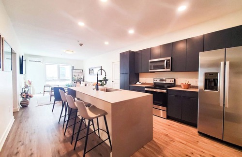 Franklin Park Apartamento | Near downtown Columbus with WiFi, AC, fitness room, restaurants, and parks.