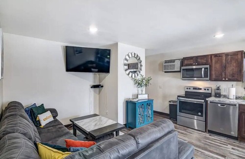 Eau Claire Casa | Near Downtown*Garage*Parking*Modern