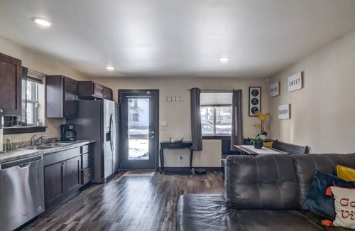 Eau Claire Casa | Near Downtown*Garage*Parking*Modern