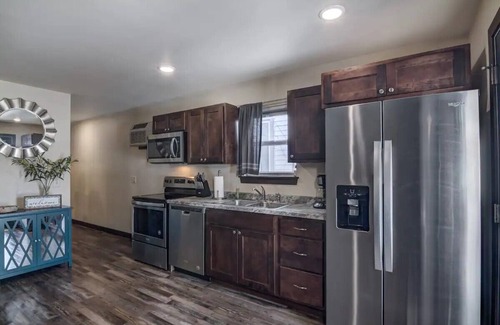 Eau Claire Casa | Near Downtown*Garage*Parking*Modern
