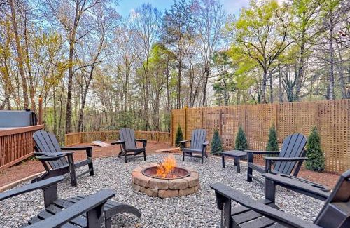 Helen Chalet De Esquí | Near Downtown Helen - HotTub, Sauna, Game Room, Fire Pit
