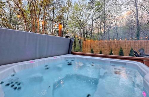 Helen Chalet De Esquí | Near Downtown Helen - HotTub, Sauna, Game Room, Fire Pit