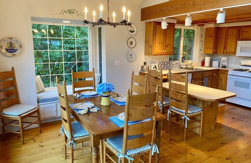 Langley Cabaña | Near Downtown Langley Shops & Restaurants! Cozy View Cottage & Pet Friendly!