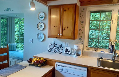 Langley Cabaña | Near Downtown Langley Shops & Restaurants! Cozy View Cottage & Pet Friendly!