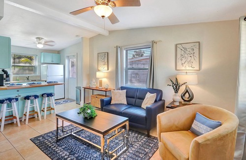 East Naples Cabaña | Near DownTown & Napes Beach! Cottage House 2QueenBeds Fenced Back Yard with deck