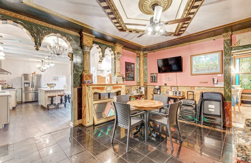 Scranton Cabaña | Walk to Nay Aug Park: Grand Group Getaway w/ Patio