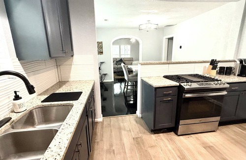 Highland Park Casa | Near Downtown with Huge Private Backyard w/Turf
