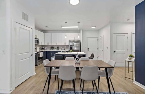Cherry Apartamento | Sleek 2BD Getaway | 5 Mins to DT | Gym, Parking & Laundry