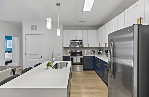 Cherry Apartamento | Sleek 2BD Getaway | 5 Mins to DT | Gym, Parking & Laundry