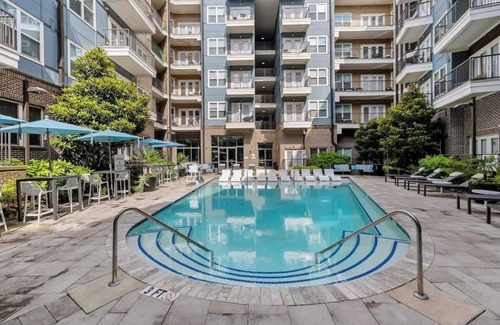 Cherry Apartamento | Sleek 2BD Getaway | 5 Mins to DT | Gym, Parking & Laundry