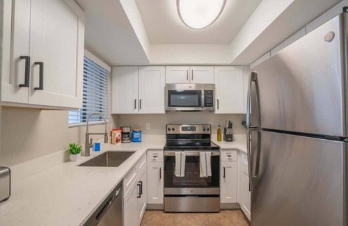 Cox Heights Apartamento | Roomy Retreat | Gym, Pool, Parking, Sleeps Eight