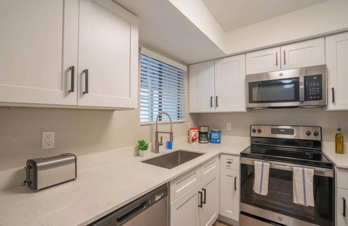 Cox Heights Apartamento | Roomy Retreat | Gym, Pool, Parking, Sleeps Eight