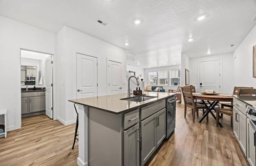 Eagle Casa | Near Eagle Island | Pool | King Bed | Parking | Smart TV