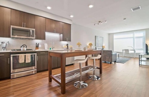 Shoreline West Apartamento | Near FB & Ggl 2 BR | Outdoor Swimming Pool