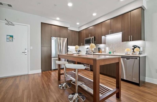 Shoreline West Apartamento | Near FB & Ggl 2 BR | Outdoor Swimming Pool