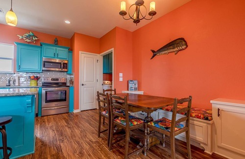 Galveston Casa | Near Ferry|RV Pad|Hookups|2 mins to Beach|Water Views