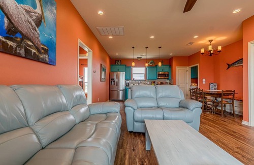 Galveston Casa | Near Ferry|RV Pad|Hookups|2 mins to Beach|Water Views