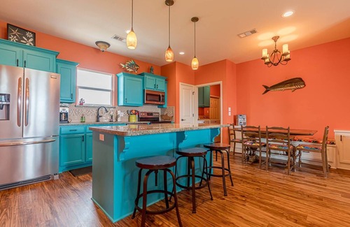 Galveston Casa | Near Ferry|RV Pad|Hookups|2 mins to Beach|Water Views
