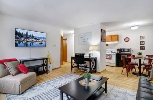 Wauwatosa Apartamento | Near Froedtert, King Bed, Fast WiFi, Underground Parking