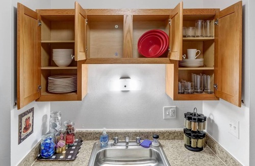 Wauwatosa Apartamento | Near Froedtert, King Bed, Fast WiFi, Underground Parking