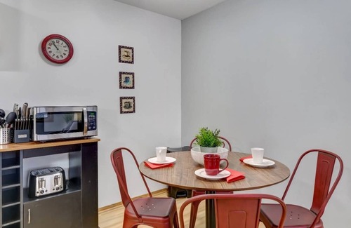 Wauwatosa Apartamento | Near Froedtert, King Bed, Fast WiFi, Underground Parking