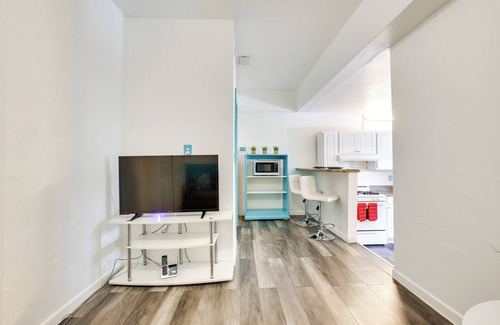 Downtown Hollywood Cabaña | Near Haulover Park: Hollywood Cottage w/ Yard!