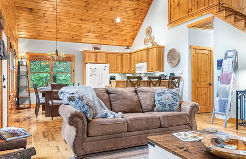 Sautee Nacoochee Cabina | Private Cabin w/ Fire Pit, Hot Tub & Stargazing