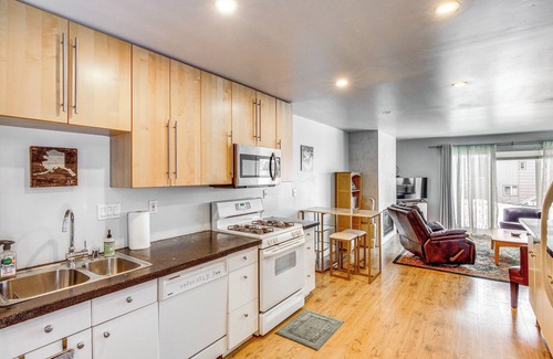 South Addition Condominio | Near Hiking: Cozy Anchorage Retreat w/ Fireplace!