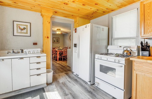 Emporium Cabaña | Near Hiking Trails: Central Emporium Home