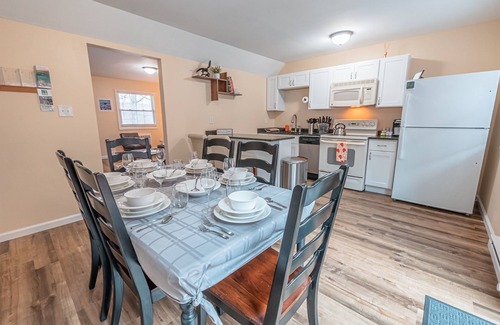 Saylorsburg Casa | Near Hiking & Water Parks!*Dogs OK*Wi-Fi*Fireplace