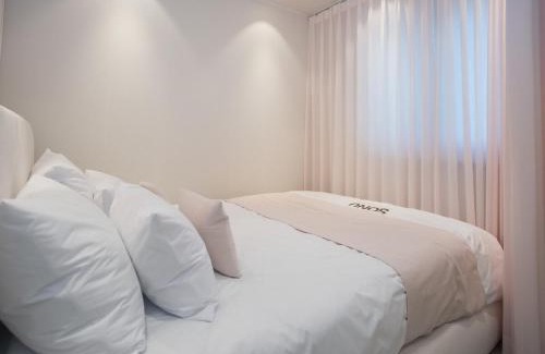 Mangwon-dong Apartamento | Near Hongik University Station and Mangwon Market Spacious living room and special tea room