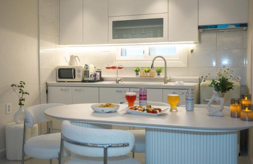 Mangwon-dong Apartamento | Near Hongik University Station and Mangwon Market Spacious living room and special tea room