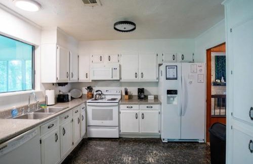 Montgomery Casa | Near Hospital & Dining- Merry on Moorcroft