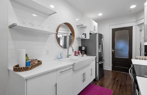 Union Park Apartamento | Near hospitals, colleges, event centers! New king bed, love pets & free parking!