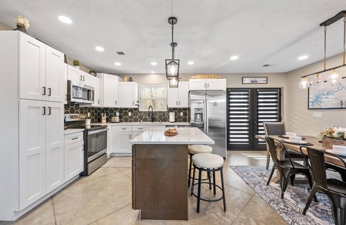 Nancy Casa | Near lake/boat ramp, hot-tub, fire-pit, king suite