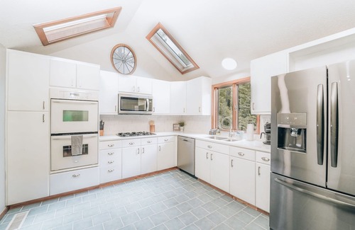 Stevensville Cabina | Near Lake MI | Retreat style home | Hot tub & Sauna