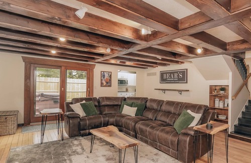 Stevensville Cabina | Near Lake MI | Retreat style home | Hot tub & Sauna