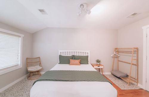 Stevensville Cabina | Near Lake MI | Retreat style home | Hot tub & Sauna