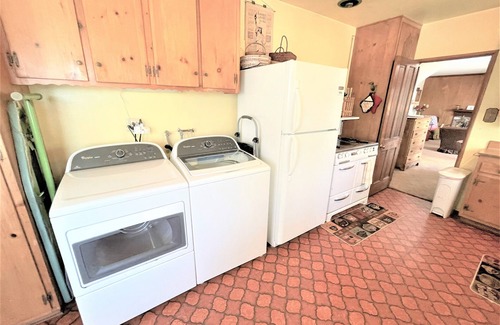 Cedar Glen Casa | Near Lake Plus View 2 Bedroom Home by RedAwning