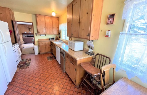 Cedar Glen Casa | Near Lake Plus View 2 Bedroom Home by RedAwning