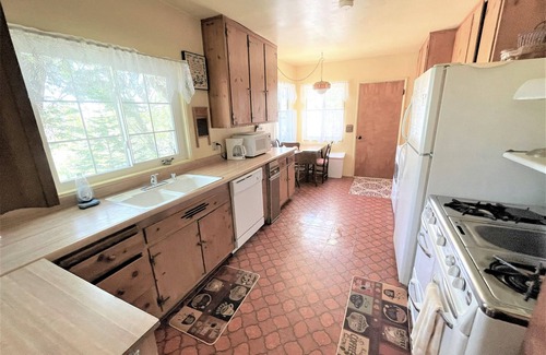 Cedar Glen Casa | Near Lake Plus View 2 Bedroom Home by RedAwning