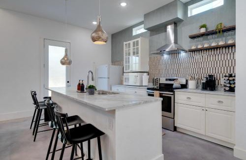 Hughes Park Lake Casa | Near Lake Travis and Marina Modern Austin Getaway!