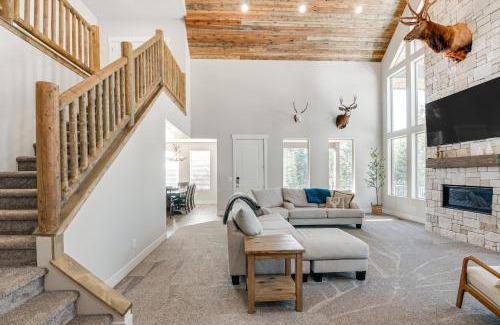 Meadow View Heights Casa | Near Lakes and Trails Cabin in Duck Creek Village!